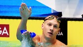 Caeleb Dressel ăn mừng chiến thắng ở đích đến.