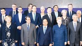 Thủ tướng Nguyễn Xuân Phúc và các Trưởng đoàn ASEM chụp ảnh chung tại phiên họp toàn thể thứ hai Ảnh: TTXVN