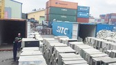 Hải quan TPHCM kiểm đếm hàng ngàn container phế liệu