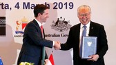 Bộ trưởng Thương mại Indonesia Enggartiasto Lukita (phải) và người đồng cấp Australia Simon Birmingham. (Nguồn: Reuters)