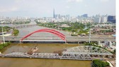 Cầu xe lửa Bình Lợi mới đang được xây giữa cầu xe lửa cũ và cầu đường bộ mới Ảnh: HOÀNG HÙNG