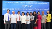 Nguyên lãnh đạo, lãnh đạo TP HCM chụp hình lưu niệm với cán bộ, nhân viên Website Thành ủy TPHCM. Ảnh: VOH