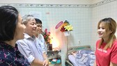 Đoàn cán bộ Thành ủy TPHCM thăm hỏi người nhà nghệ sĩ Lê Bình về sức khỏe của ông. Ảnh: hcmcpv.org.vn