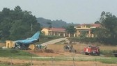 Máy bay quân sự khi hạ cánh đã chệch đường băng và đâm vào bức tường. Ảnh: TTXVN phát