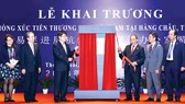 Thủ tướng Nguyễn Xuân Phúc và các đại biểu thực hiện nghi thức kéo vải mở biển hiệu, khai trương Văn phòng Xúc tiến thương mại Việt Nam tại Hàng Châu
