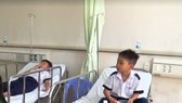Các học sinh nghi bị ngộ độc được điều trị tại Bệnh viện Bà Rịa. Ảnh: VTV News