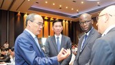 Bí thư Thành ủy TPHCM Nguyễn Thiện Nhân trao đổi với đại biểu tham dự hội nghị. Ảnh: CAO THĂNG