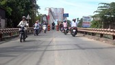 Giao thông lộn xộn khi dỡ cầu Phú Long cũ