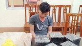 Đối tượng Chu Văn Ninh cùng tang vật tại cơ quan công an Lạng Sơn. Ảnh: Tiền Phong