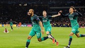 Lucas Moura (số 27) vui mừng sau khi ghi bàn thắng ấn định chiến thắng 3 - 2 cho Tottenham