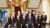 Đồng chí Lê Thanh Liêm , Phó Chủ tịch Thường trực UBND TPHCM chụp ảnh cùng ông Chee Hong Tat và đoàn công tác. Ảnh: hcmcpv