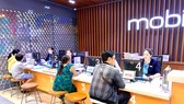 Điểm dịch vụ MobiFone quận 7 (TPHCM) đang giải quyết nhu cầu chuyển mạng cho khách hàng. Ảnh: HOÀNG HÙNG