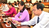 Các đại biểu HĐND TPHCM với kỳ họp không giấy. Ảnh: VIỆT DŨNG