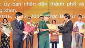 Phó Trưởng ban Tuyên giáo Trung ương Nguyễn Thanh Long và Bí thư Thành ủy Hải Phòng Lê Văn Thành trao Bằng khen cho các tập thể có thành tích xuất sắc. Ảnh: TTXVN