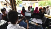 Người dân đối chiếu tên tuổi trong danh sách Đăng ký Công dân toàn quốc (NRC) tại huyện Morigoan, cách Guwahati, thủ phủ bang Assam (Ấn Độ) khoảng 70km ngày 31-8-2019. Ảnh: TTXVN