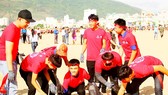 Các bạn trẻ hăng hái tham gia chiến dịch làm sạch biển
