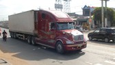 Xe container lưu thông trên quốc lộ 1. Ảnh: THÀNH TRÍ