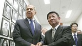 Tân Ngoại trưởng Nhật Bản Toshimitsu Motegi (phải) và người đồng cấp Nga Sergey Lavrov. Nguồn: Kyodo