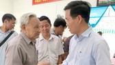 Đồng chí Võ Văn Thưởng, Trưởng ban Tuyên giáo Trung ương, trao đổi với các cử tri tỉnh Đồng Nai