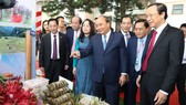 Thủ tướng Nguyễn Xuân Phúc được giới thiệu một số đặc sản của Lạng Sơn
