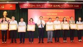 Đồng chí Trần Lưu Quang, Phó Bí thư Thường trực Thành ủy TPHCM trao Bằng khen cho các tập thể. Ảnh: hcmcpv