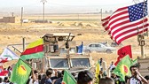 Người Kurd tại Syria vây quanh xe quân sự của Mỹ ở ngoại ô thị trấn Ras al-Ain, tỉnh Hasakeh (Syria), gần biên giới Thổ Nhĩ Kỳ