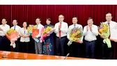 Lãnh đạo TPHCM chúc mừng 5 tân Thành ủy viên Thành ủy TPHCM. Ảnh: VIỆT DŨNG