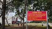 Chính quyền treo biển cảnh báo người dân. Ảnh: Vietnamdaily