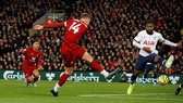J. Henderson tung cú sút bằng chân trái quân bình tỷ số 1 - 1 cho Liverpool