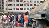 Cư dân chung cư Linh Đàm (Hà Nội) xếp hàng chờ lấy nước sạch từ xe téc