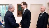 Cố vấn Nhà Trắng Jared Kushner (giữa) và Đặc phái viên của Tổng thống Mỹ về Trung Đông Jason Greenblatt (phải) trong cuộc gặp Thủ tướng Israel Benjamin Netanyahu tại Jerusalem