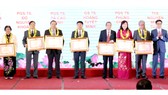 Phó Thủ tướng Vũ Đức Đam trao bằng khen tôn vinh 7 trí thức khoa học - công nghệ tiêu biểu năm 2019. Ảnh: TTXVN