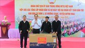Chủ tịch Ủy ban Trung ương MTTQ Việt Nam Trần Thanh Mẫn tặng quà tập thể khu dân cư xóm 5, xã Mường Giàng, huyện Quỳnh Nhai, tỉnh Sơn La. Ảnh: TTXVN