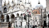 Quảng trường Saint Mark ngập sâu hơn 1m, trong khi nhà thờ cổ gần đó trải qua lần ngập nước thứ 4 trong 20 năm qua