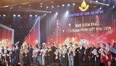 Ban tổ chức tặng hoa các giám khảo của liên hoan phim