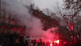 Hàng ngàn người tham gia bãi công phản đối cải cách hưu trí của chính phủ Pháp tại thủ đô Paris, ngày 5-12. Ảnh: THX/TTXVN