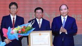 Thủ tướng Nguyễn Xuân Phúc trao Huân chương Lao động hạng nhất của Chủ tịch nước tặng Học viện Chính trị khu vực III. Ảnh: TTXVN