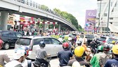 Ùn tắc giao thông tại khu vực Lăng Cha Cả (quận Tân Bình, TPHCM) do cuộc tụ tập đông người vào sáng 10-6. Ảnh: Gia Minh