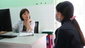 Bác sĩ đang tư vấn cho thai phụ dự phòng lây nhiễm HIV từ mẹ sang con
