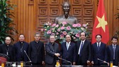 Thủ tướng Nguyễn Xuân Phúc cùng đoàn Hội đồng Giám mục Việt Nam. Ảnh: Thống Nhất/TTXVN
