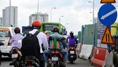 Sửa cầu cầm chừng, gây ùn tắc triền miên