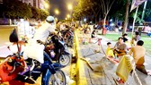 Hàng quán kéo vào công viên, chính quyền ở đâu?