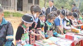 Đưa sách đến trẻ nghèo bản xa