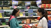Người tiêu dùng tìm hiểu mua trái cây Hoa Kỳ tại một điểm bán