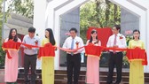 Các vị lãnh đạo thực hiện nghi thức cắt băng khánh thành Khu di tích lịch sử Trường Nguyễn Ái Quốc miền Nam. Ảnh: baotayninh.vn