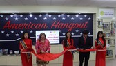 Bà Marie C. Damour, Tổng lãnh sự Hoa Kỳ tại TPHCM và PGS-TS Trần Văn Đạt, Phó Hiệu trưởng nhà trường cắt băng khai mạc. Ảnh: www.agu.edu.vn