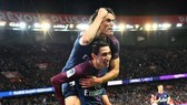 Angel Di Maria ăn mừng với Edinson Cavani.