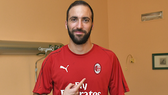 Higuain cập bến Milan, Bonucci đồng ý giảm lương ở Juventus