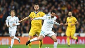 Miralem Pjanic (trái, Juventus) tranh bóng với Isco (Real Madrid)