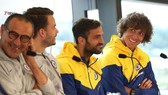 David Luiz (bìa phải) và HLV Maurizio Sarri (bìa trái)